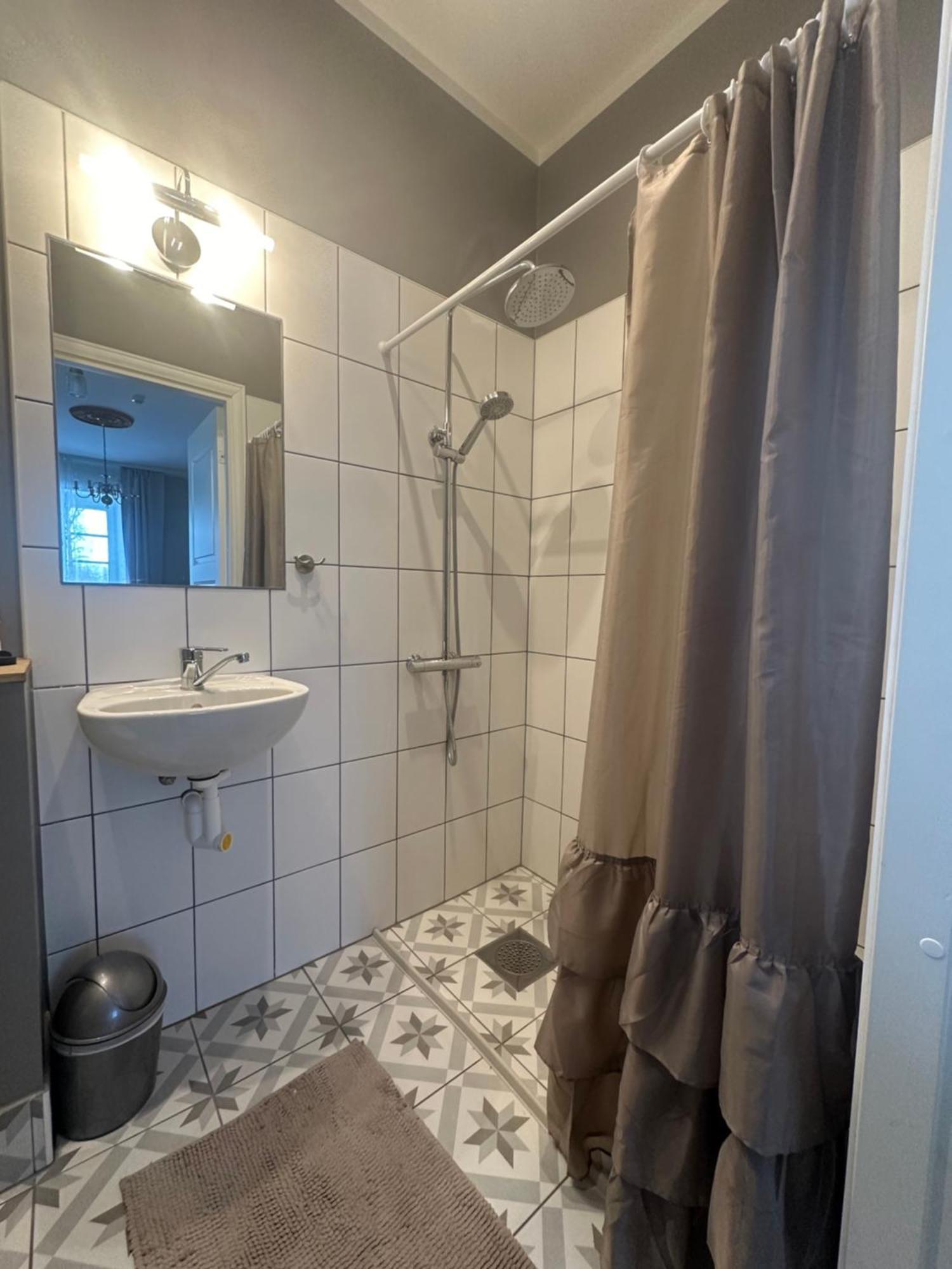 Guesthouse Kadrina Mois Ngoại thất bức ảnh
